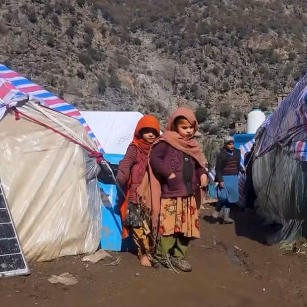 په کونړ کې یخنۍ څپې د زلزله ځپلو کورنیو او ماشومانو ژوند له کړاو سره مخ کړی