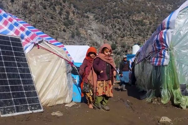 په کونړ کې یخنۍ څپې د زلزله ځپلو کورنیو او ماشومانو ژوند له کړاو سره مخ کړی