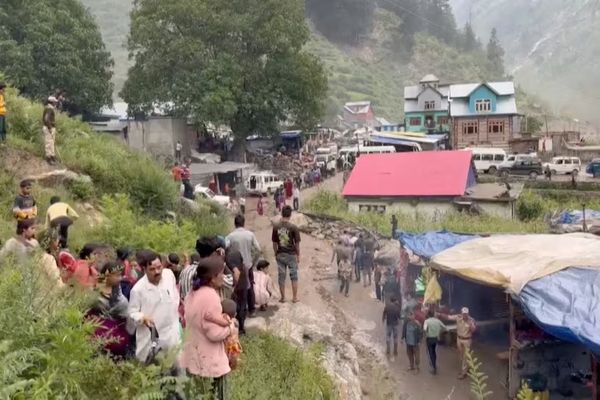 په هندي کشمیر کې د ورښتونو له امله ۴۶ تنه وژل شوي او له ۲۰۰ زیات لادرکه دي