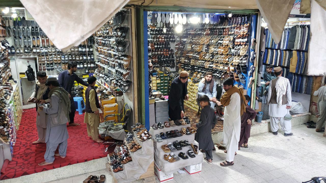 تصويري راپور: د کندهار ښاریان د کمزوري اقتصاد سربېره کوچني اختر ته تیاری نیسي