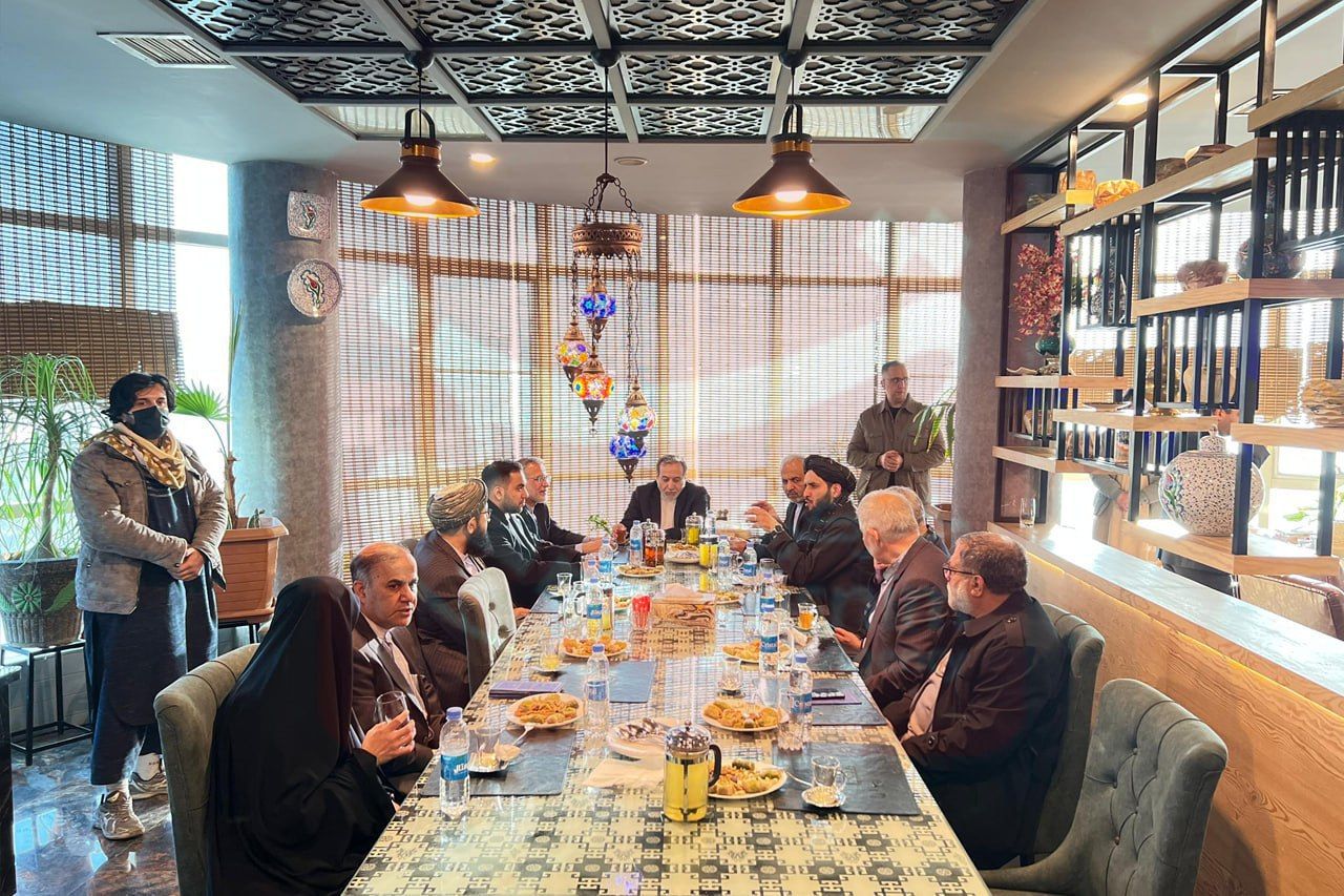 د ایران د بهرنیو چارو وزیر عباس عراقچي کابل ته د سفر پرمهال په یوه رسټورانټ کې