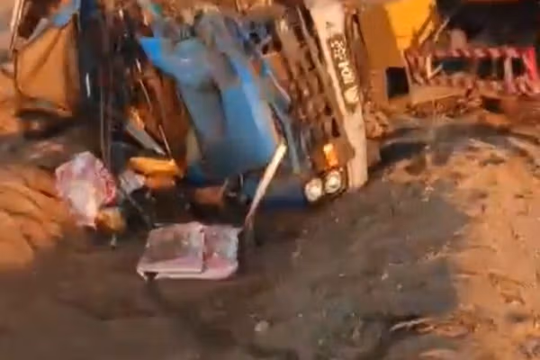 بلوچستان کې د یوې ترافیکي پیښې له امله ۹ افغانان مړه شوي او ۶ تنه نور ټپیان دي