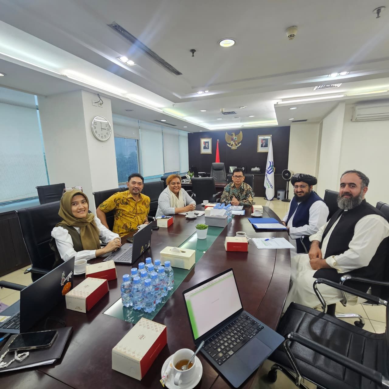 طالبانو له اندونیزیایي چارواکو سره د کانونو او کرنیزو محصولاتو د پروسس په تړاو خبرې کړې دي