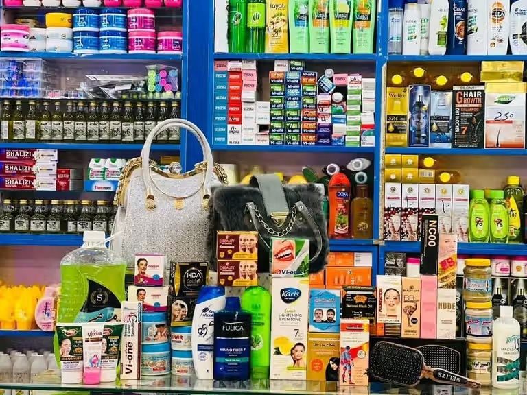 طالبان در قندهار دستور جمع‌آوری کالاهای دارای تصویر زنان را صادر کرد