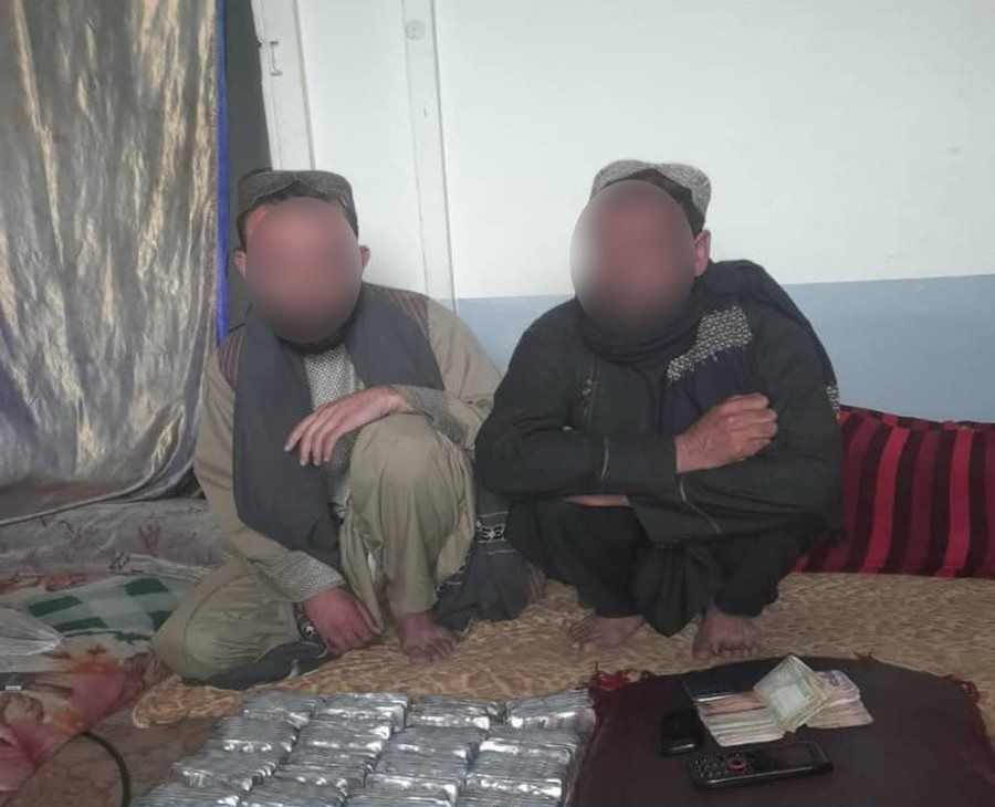 طالبان وایي په کابل او نیمروز کې یې نشه‌یي توکي کشف او په تړاو یې څلور کسان نیولي دي