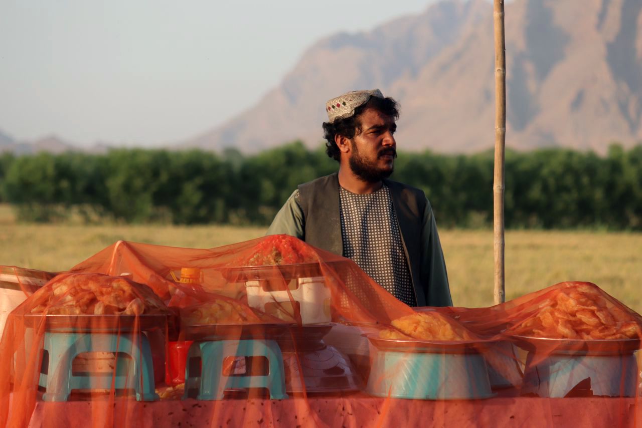 په ارغنداب ولسوالۍ کې يو کس په ليړۍ کې پېرکي پلوري او د مشتريانو په انتظار ولاړ دی