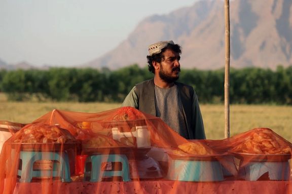 په ارغنداب ولسوالۍ کې يو کس په ليړۍ کې پېرکي پلوري او د مشتريانو په انتظار ولاړ دی