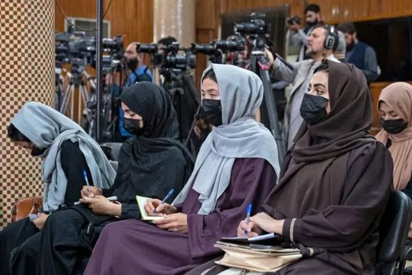 د افغان خبریالانو د ملاتړ سازمان: د ښځینه خبریالانو د غږ خاموشه کول د بیان ازادۍ نقض دی