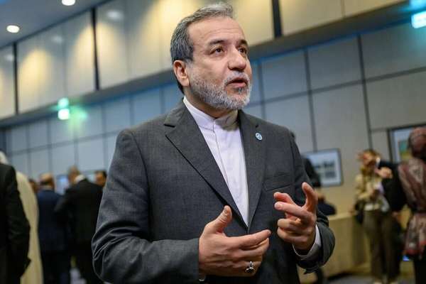 عراقچي د امریکا اقتصادي فشارونه او د پوځي اقدام ګواښونه «تکراري سناریو» وبلله