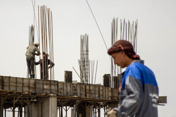 وزير العمل في حكومة طالبان يناقش مع السفير الإيراني آليات انتقال العمال الأفغان قانونياً