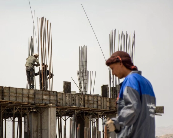 وزير العمل في حكومة طالبان يناقش مع السفير الإيراني آليات انتقال العمال الأفغان قانونياً