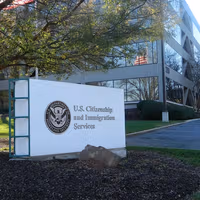 گروهی از شهروندان امریکایی برای حمایت از یک خانواده افغان به اداره مهاجرت رفتند