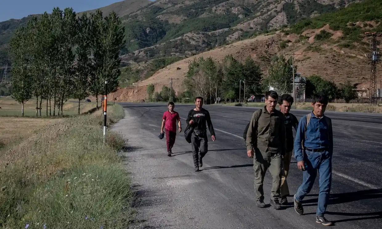 گاردین: حدود ۳۰۰ هزار شهروند افغانستان پس از قدرت‌گیری مجدد طالبان به ترکیه رفته‌اند