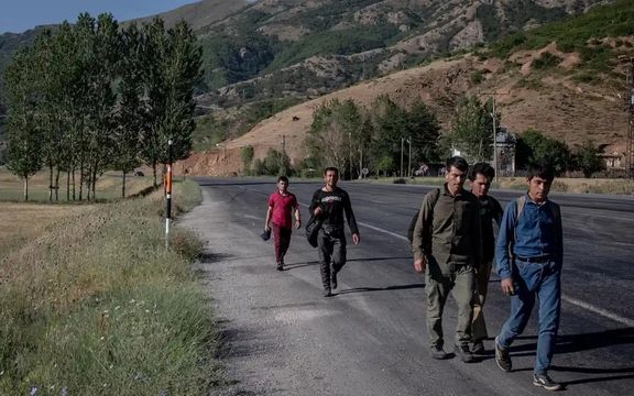 گاردین: حدود ۳۰۰ هزار شهروند افغانستان پس از قدرتگیری مجدد طالبان به ترکیه رفتهاند