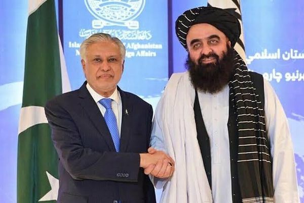 متقي له خپل پاکستاني سیال سره د ډېپلوماټیکې کچې لوړېدو په تړاو ټیلېفوني خبرې کړې دي