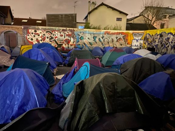 تبعیض میان پناهجویان؛ فرانسه تنها به مهاجرین اوکراینی اسکان اضطراری میدهد