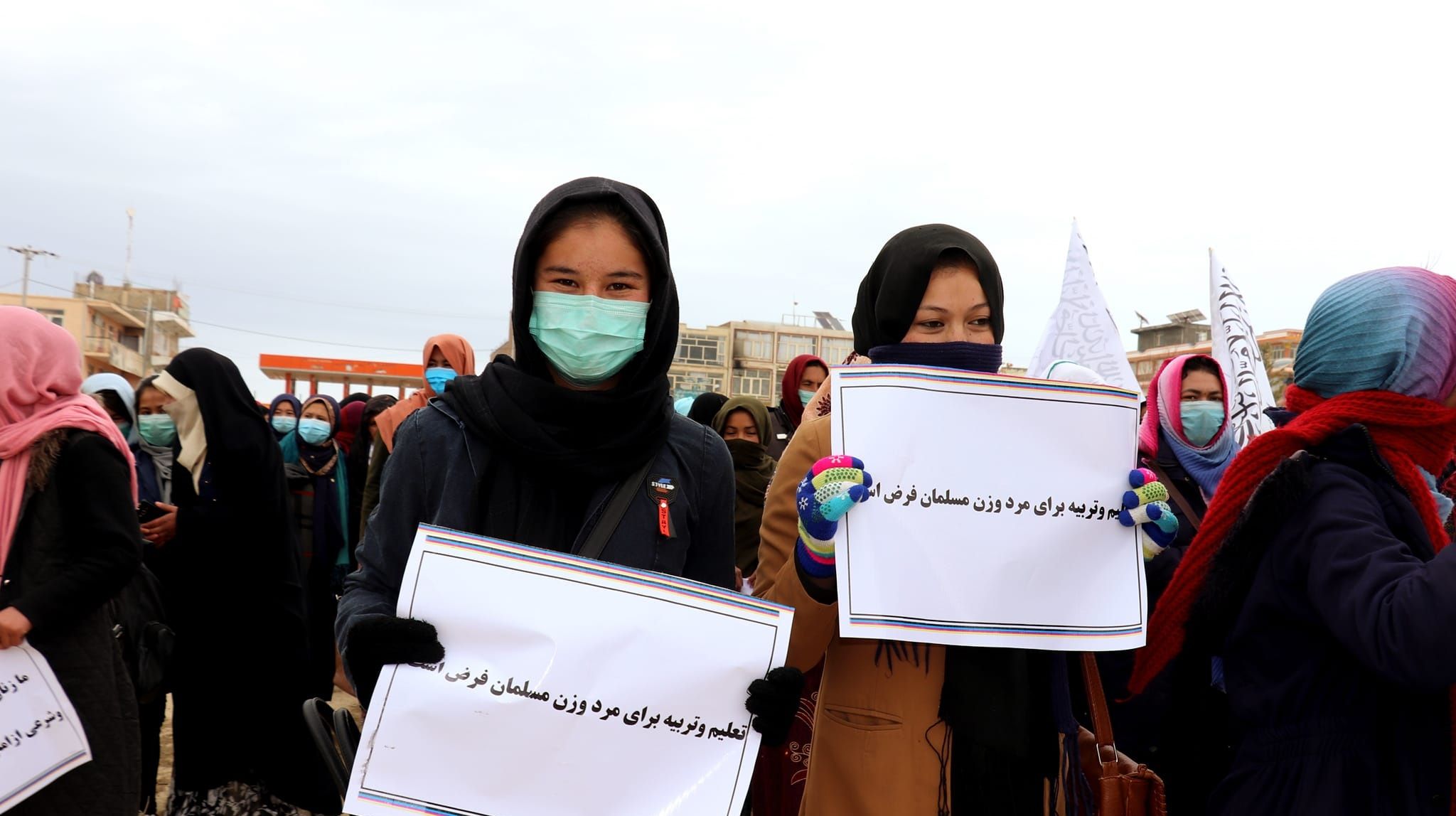 در راهپیمایی طالبان در دایکندی؛ زنان شعار گشایش مکاتب دخترانه و حق کار زنان را سر دادند