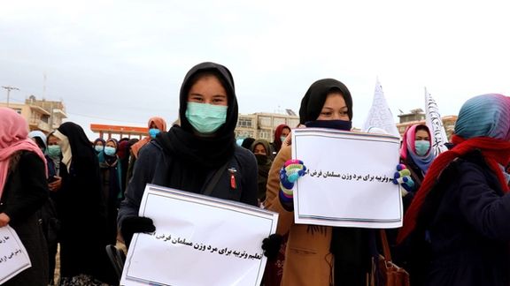 در راهپیمایی طالبان در دایکندی؛ زنان شعار گشایش مکاتب دخترانه و حق کار زنان را سر دادند