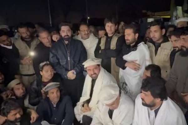 د عمرانخان د روغتیا په اړه اندېښنې؛ د تحریک انصاف مشرانو د زندان مخې ته ټوله شپه سبا کړې