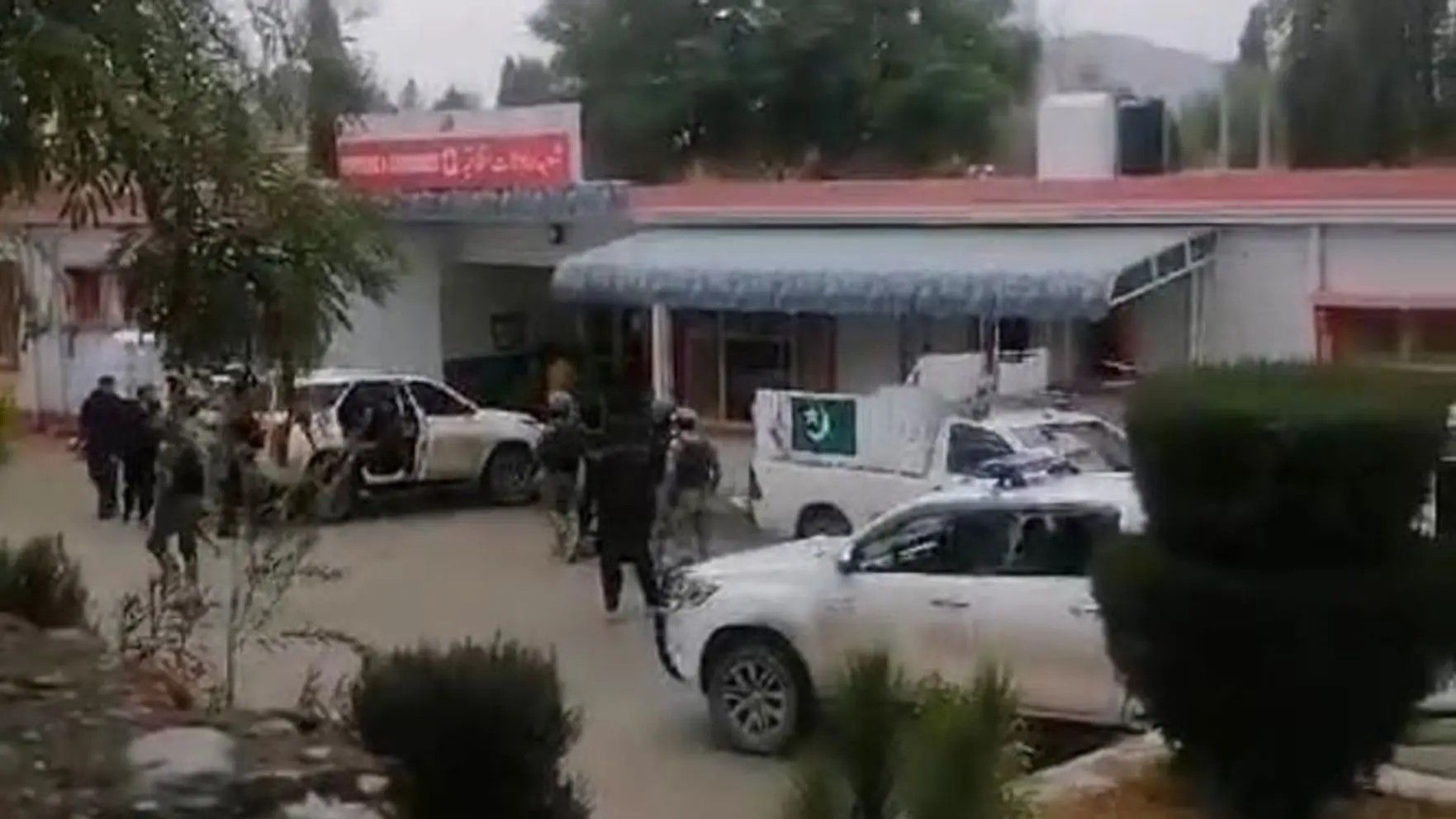 یک مقام محلی منطقه کرم خیبرپختونخوا همراه با سه محافظش در تیراندازی افراد ناشناس زخمی شد