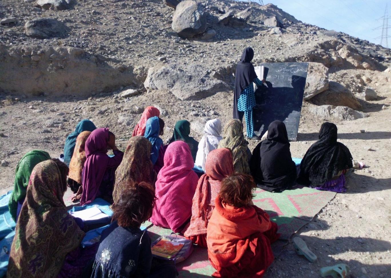 طالبان تفصل 90 معلمة من مدارس محو الأمية في ننغرهار