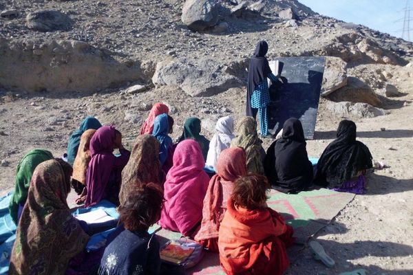 طالبان تفصل 90 معلمة من مدارس محو الأمية في ننغرهار