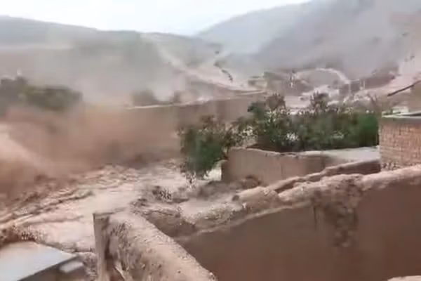 دهها خانه در پلخمری در جریان سیلاب آسیب دیده است