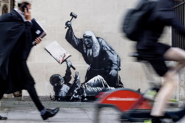 بانكسي يضع لوحة جديدة في لندن أمام المحكمة العليا يندد فيها بقمع المتظاهرين