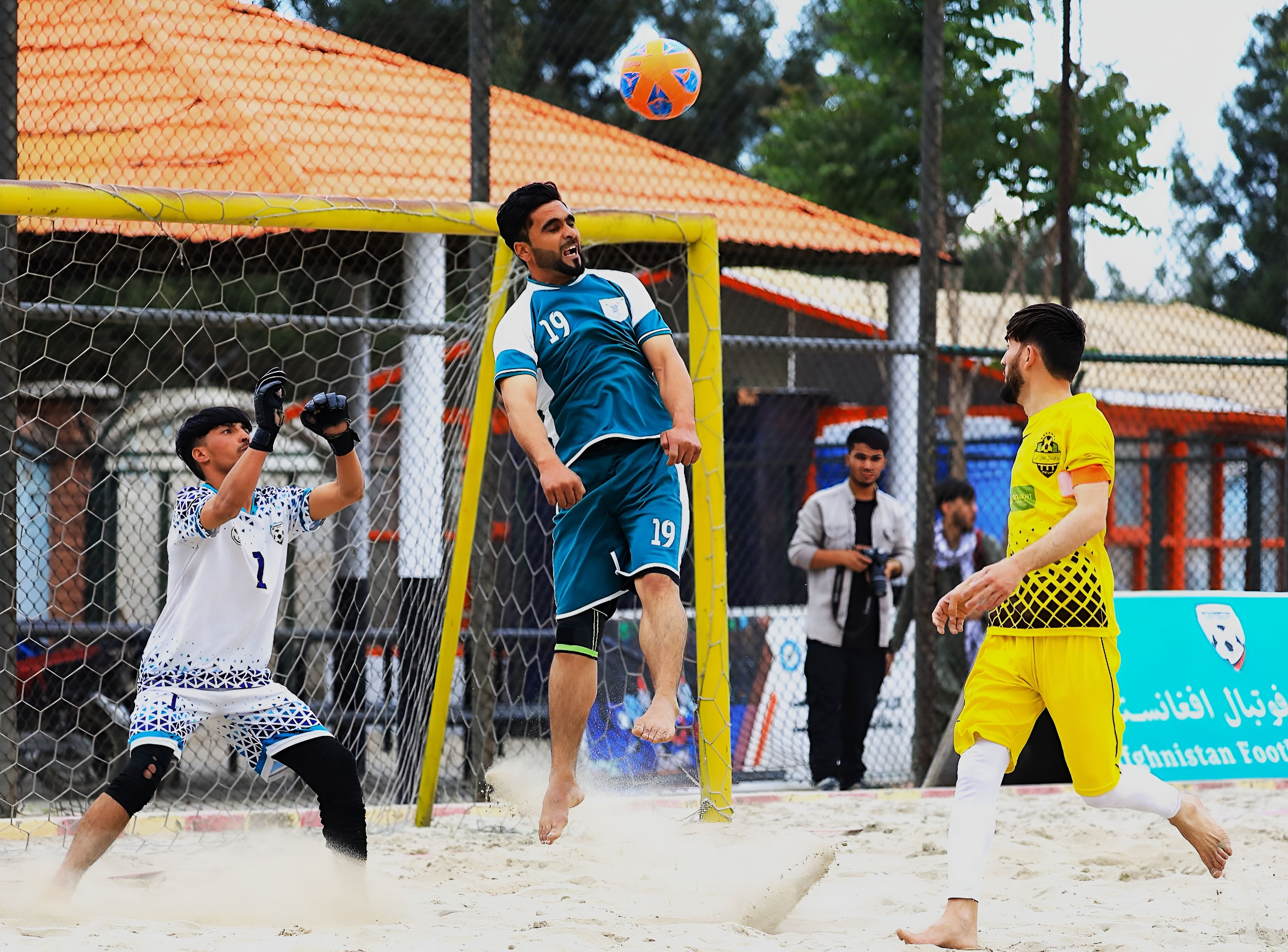 آغاز لیگ فوتبال ساحلی کابل؛ رقابت هفت تیم و پیروزی پرگل امید افغان در دیدار افتتاحیه 