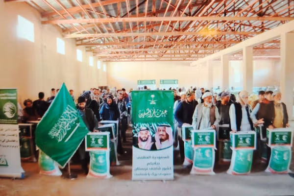 بنیاد ملک سلمان به هزار خانواده بازگشتکننده در بامیان مواد غذایی کمک کرد
