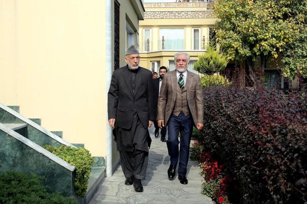 حنیف اتمر: د کرزي جلاوطنه کول به کړکېچونه لا ژور کړي