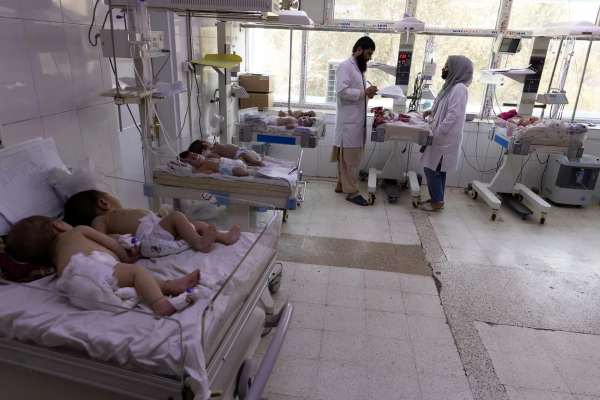 فشار بر شفاخانههای افغانستان به علت افزایش کودکان بیمار بیشتر شده است