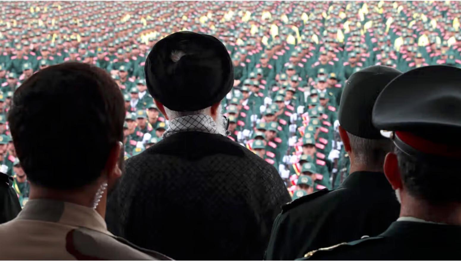 چارواکي د خامنه‌یي د ليدنې لپاره په تړلو سترګو تر ځمکې لاندې د هغه پټنځای ته وړل کېږي