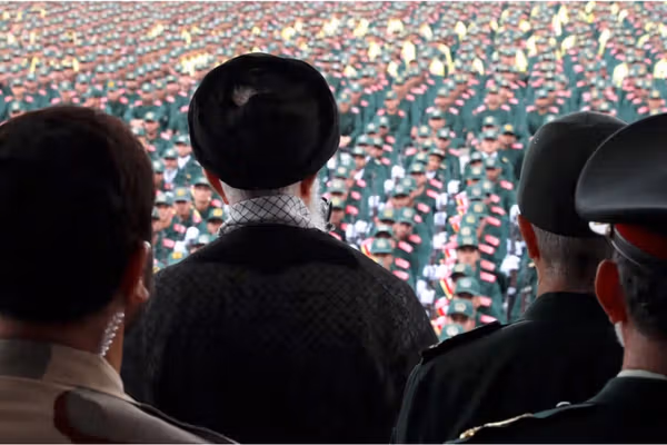 چارواکي د خامنهیي د ليدنې لپاره په تړلو سترګو تر ځمکې لاندې د هغه پټنځای ته وړل کېږي