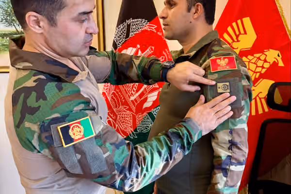 سمیع سادات به یک فرمانده جبهه متحد افغانستان رتبه «برید جنرالی» داد