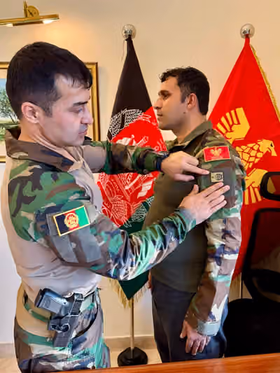 سمیع سادات به یک فرمانده جبهه متحد افغانستان رتبه «برید جنرالی» داد