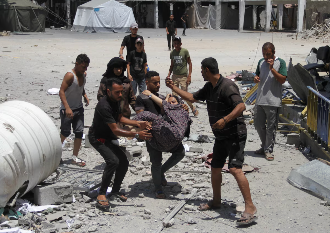 عیني شاهدان: د غزې د مرستو پر یو مرکز د اسراییل هوايي برید اته تنه وژلي دي