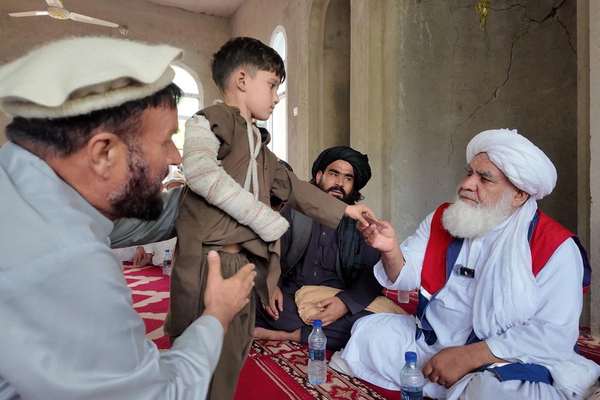 طالبانو د کونړ زلزله ځپلو کورنیو سره د مرستو وېش پیل کړ