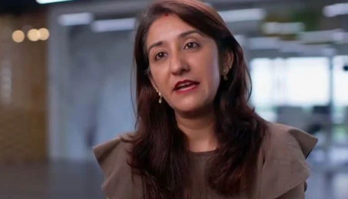 هغه ښځه چې د پیسو خوندي کولو لپاره هره ورځ په الوتکه کې دفتر ته ځي