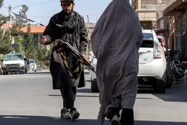 په برېتانیا کې مېشتې افغان مېرمنې: د طالبانو له وېرې زموږ ژوند لاهم په چوپتیا کې تېرېږي