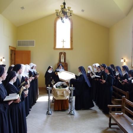 "معجزه در میسوری"؛ هزاران نفر به زیارت راهبهای رفتند که جسدش چهار سال پس از دفن سالم است