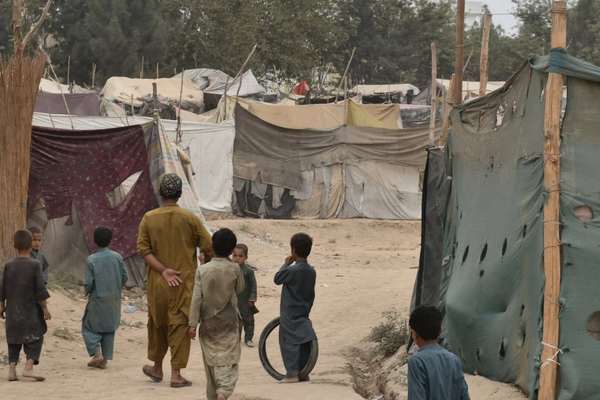 د ژمي په درشل کې؛ اوچا وایي په افغانستان کې زرګونه کډوالې کورنۍ بېړنیو مرستو ته اړتیا لري