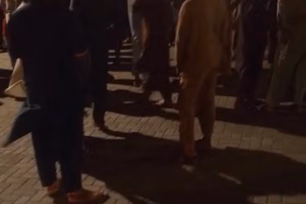 افغان کډوال: تورخم کې د پاکستان سختو پلټنو او اوږدو اداري بهیرونو له ستونزو سره مخ کړي یو