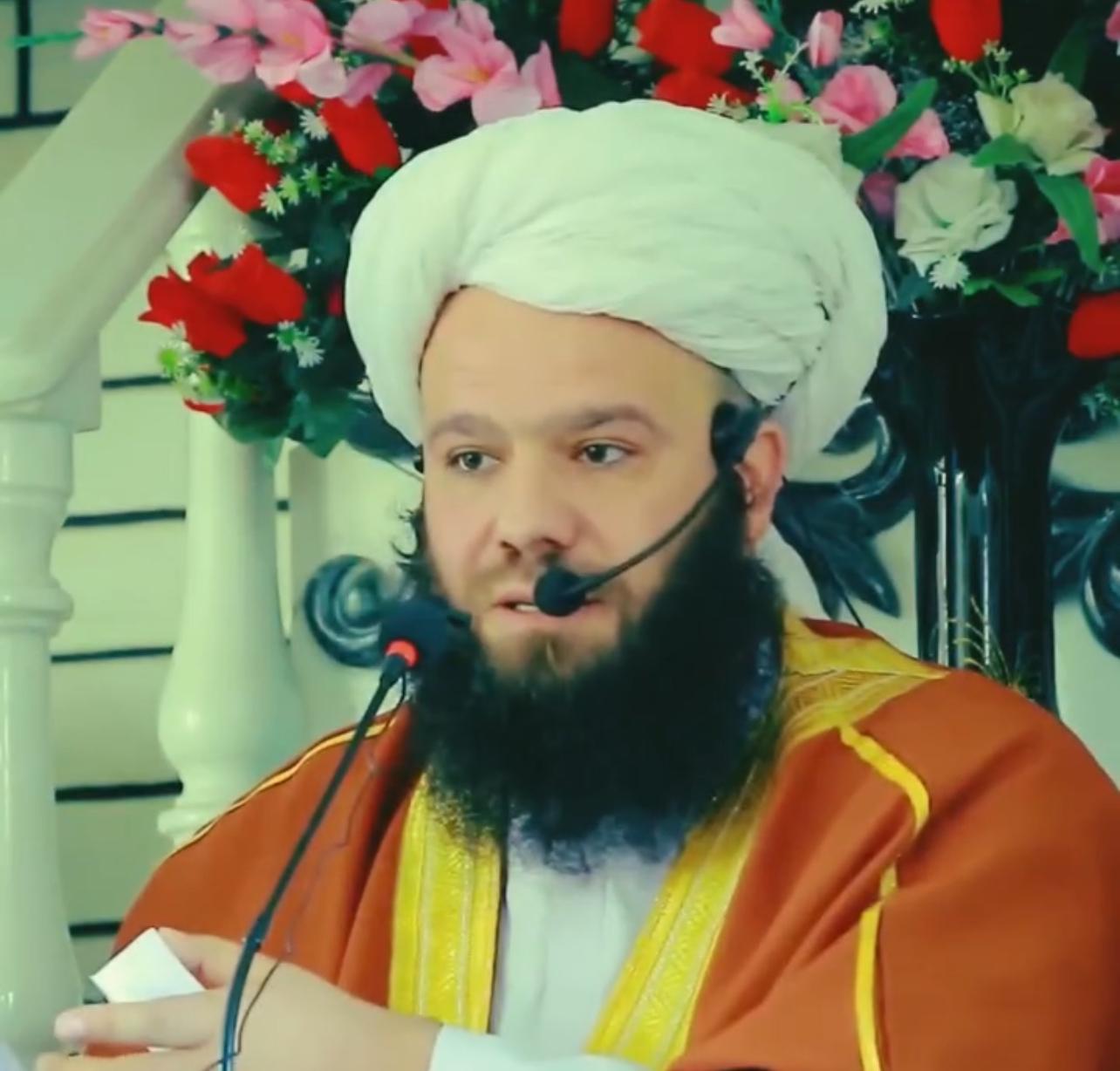 یو طالب پلوی ملا وايي، چې بخارۍ ته نږدې یا مخامخ لمونځ نه کېږي