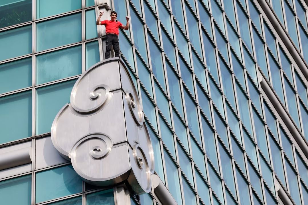 تجربه پر استرس تلویزیونی؛ صخره‌نوردی که شاید در پیش چشم میلیون‌ها بیننده جان می‌باخت