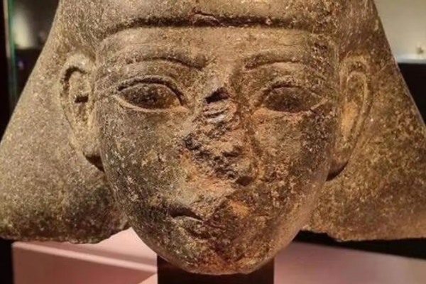 هولندا تعيد تمثالاً عمره 3500 عام إلى مصر