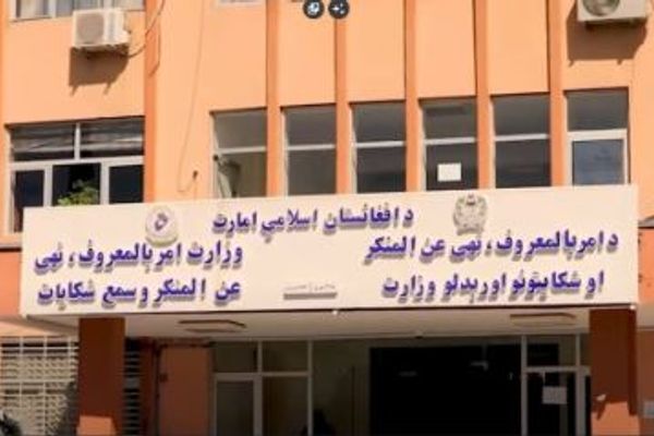 طالبان وايي، له ایران څخه راغلی، یو ماهر جادوګر یې نیولی دی