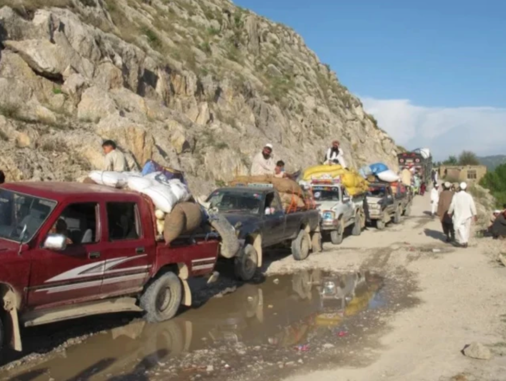 تیراه دره د ناورین پر پوله؛ د خېبر پښتونخوا دغه سیمه کې نا امنۍ خلک بې‌کوره کړي