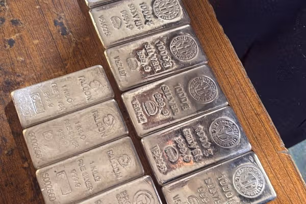 تورخم کې پاکستاني ګمرک افغانستان نه قاچاق شوي ۳۰ کیلو ګرامه سپین زر نیولي