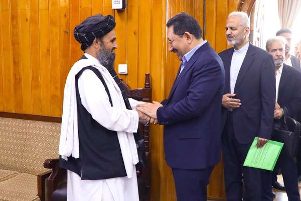 ملا برادر د ایران د صنعت له وزیر سره د اقتصادي همکاریو پر پراخولو غږېدلی